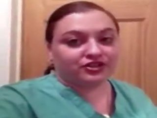 Breda sjuksköterska visar henne enormt tuttarna, fria högupplöst x topplista filma f6