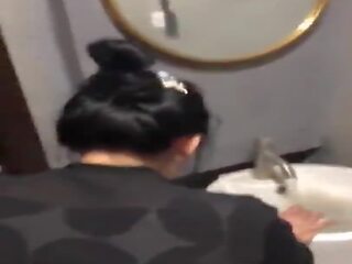 Mudah warga jepun perempuan simpanan hanya fucked dalam airport bilik mandi: dewasa video 53 | xhamster