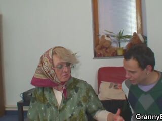 고독한 60 연령 늙은 할머니 기쁘게 에이 낯선 사람