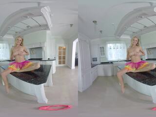 Maličký blondýnka masturbuje na the kuchyně counter: špinavý video af | xhamster