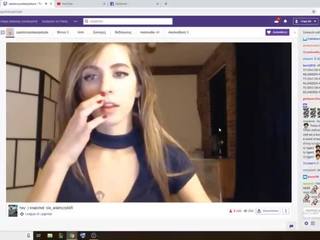 Момиче мастурбиране и еакулация в twitch поток преди получаване на забранен