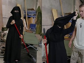 Tour του ποπός - μουσουλμάνος γυναίκα sweeping πάτωμα παίρνει noticed με παθιασμένο αμερικάνικο soldier