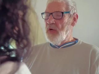 Burvīgs pusaudze fucked līdz liels penis vectēvs cums uz viņai mute ar cumplay