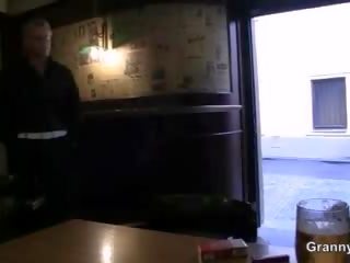 Uly emjekli middle-aged köçe gyz is picked up in the bar and fucked