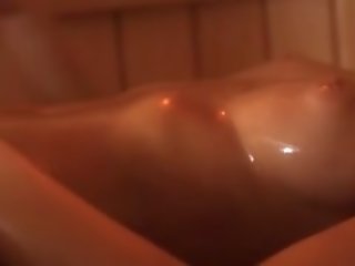 Diep speelbal in haar vastgrijpen in de sauna