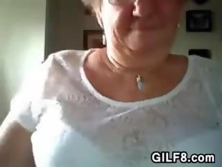 Starý žena bliká ji pěkný prsa