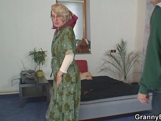 Ensam gammal mormor pleases en ung stripling