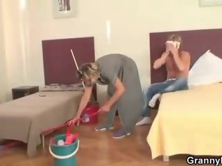Full-blown housemaid fica dela cona preenchidas com manhood