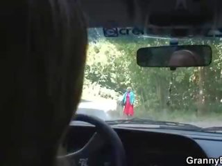 Vana meeldima naine saab naelutatud sisse a auto poolt a võõras