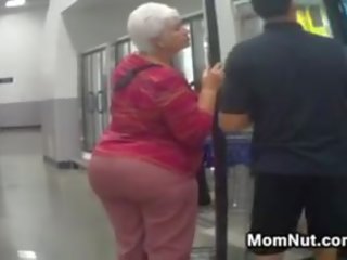 Grande nonnina sederona spiato su a il negozio